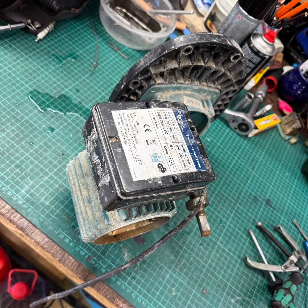 Elektromotor na servisním stole