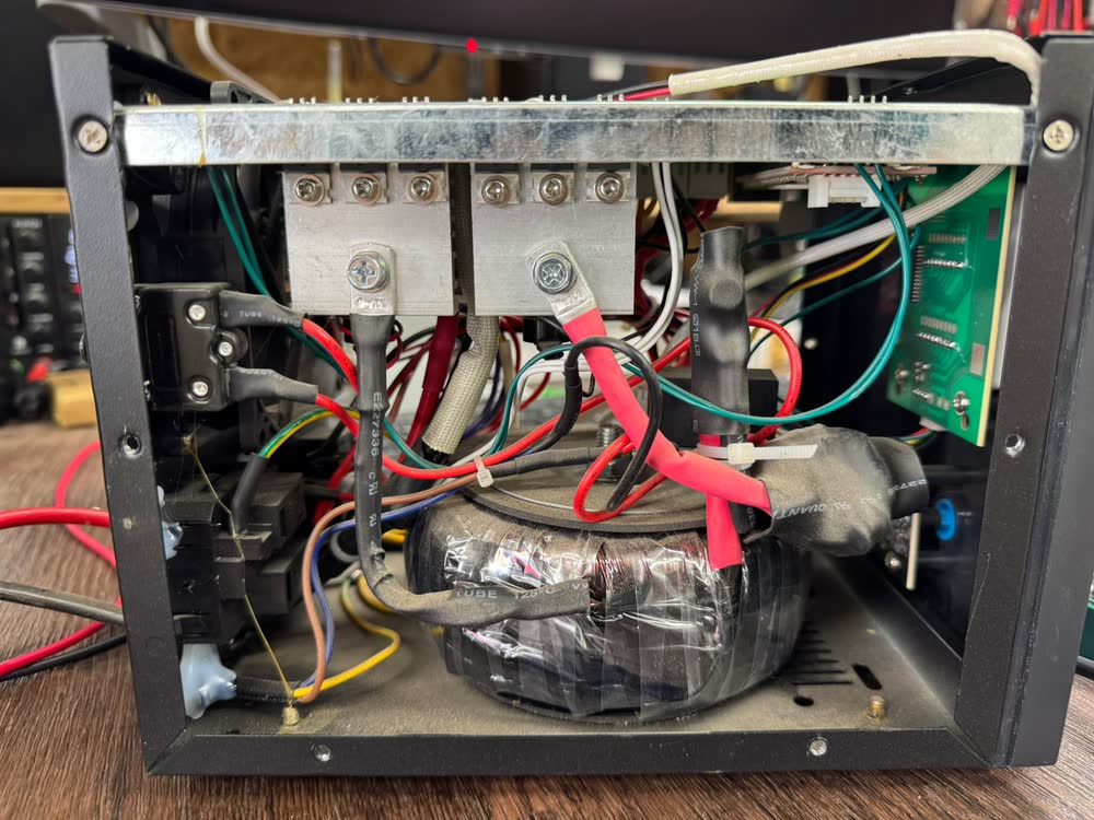 Otevřený elektrický přístroj při opravě