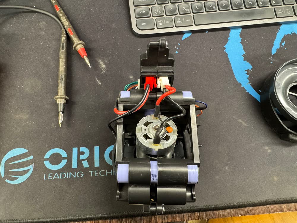 Motor s převodovkou při opravě