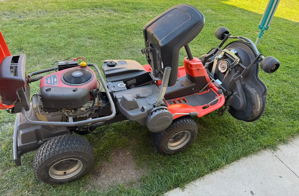 Zahradní traktor při servisu